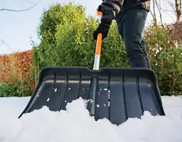 Скрепер для прибирання снігу Fiskars SnowXpert™ Snow Pusher (1062828) - мініатюра 7
