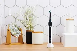 Подарунковий набір Oral-B Електрична зубна щітка Pro 1, чорний - мініатюра 6