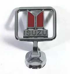 Емблема приціл на капот Isuzu Хромований лиття на скотчі (заводський)