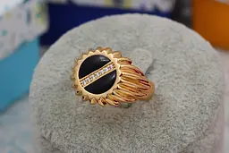 Печатка Xuping Jewelry кругла чорна по діагоналі вставка з каменів 18 р золотиста - мініатюра 3