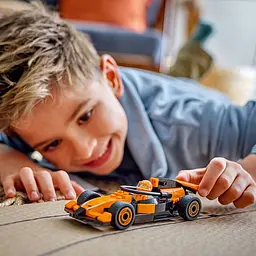 Конструктор LEGO City Пілот F1 з автомобілем для перегонів команди McLaren 86 деталей (60442) - мініатюра 7