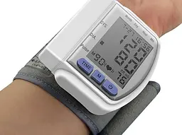 Автоматичний тонометр на зап'ястя Blood Pressure Monitor CK-102S прилад для вимірювання тиску на зап'ястя - мініатюра 8