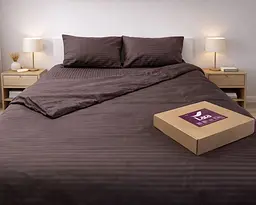 Постільна білизна LARA сатин-страйп LUX chocolate d13232е160 з простирадлом на резинці 160х200х25 євро 200х220 см