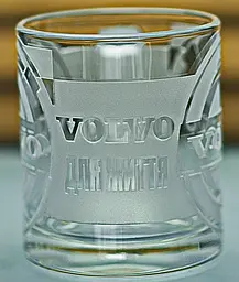 Скляна чашка Volvo 320мл з гравіюваннямж Подарунок автолюбителю кружка для чаю та кави з лого авто Вольво та легендарний слоган - мініатюра 5