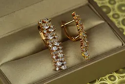 Серьги Xuping Jewelry Виконтесса с белыми камнями 3 см золотистые - миниатюра 2