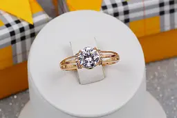 Кільце Xuping Jewelry три смуги тримають фіаніт 7 мм р 18 золотисте