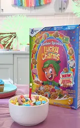 Сухий сніданок Lucky Charms Rainbow Sprinkles Cereal Birthday Cake Flavor 520г - мініатюра 2