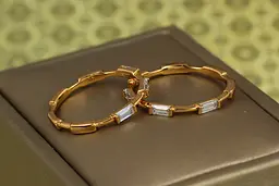 Кільце Xuping Jewelry Сальто з прямокутними каменями по колу р 16 золотисте - мініатюра 2