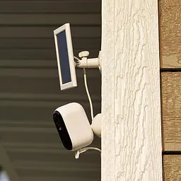 Зарядний пристрій для сонячних панелей Arlo Essential (2-го покоління) - сертифікований аксесуар Arlo - Працює з вуличною камерою - мініатюра 3