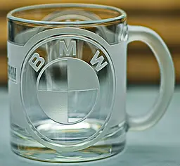 Скляна чашка BMW 320 мл з гравіюванням Подарунок автолюбителю кружка для чаю та кави з логотипом авто БМВ та  легендарний слоган - мініатюра 8