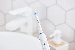 Електрична зубна щітка Oral-B Pro2 Sensi Ultrathin White - мініатюра 8