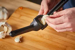 Прес для часнику Fiskars Functional Form (1028361) - мініатюра 5