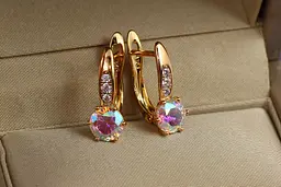 Сережки Xuping Jewelry світлі хамелеони з круглими каменями у шестигранній оправі 1,7 см золотисті - мініатюра 2