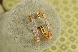 Сережки Xuping Jewelry овальні кільця з дрібними камінчиками 2,9 см золотисті
