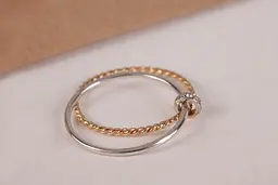 Каблучка з білого та жовтого золота з фіанітами 22 K-0038 - мініатюра 2