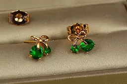 Сережки гвоздики Xuping Jewelry ягідки на бантику із зеленими камінцями 9 мм золотисті