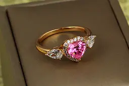 Кільце Xuping Jewelry Купідон з рожевим каменем р 19 золотисте