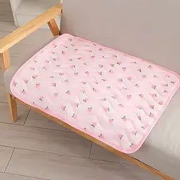 Літня підстилка, що охолоджує Derby Ice Silk Summer Pet Cooling Mat Strawberry 55х70 см - мініатюра 5