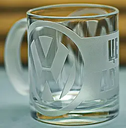 Скляна чашка Volkswagen Фольксваген 320мл з гравіюванням Подарунок автолюбителю кружка для чаю кави з лого авто легендарний слоган - мініатюра 3