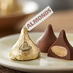 Шоколадні цукерки Hershey's Kisses Milk Chocolate з мигдалем 127 г - мініатюра 3