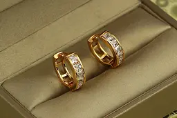 Сережки кільця Хuping Jewelry з дорожкою із квадратних каменів 1,4 см золотисті - мініатюра 2