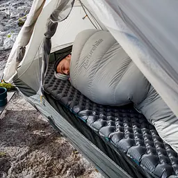 Матрац туристичний надувний одномісний Naturehike CNH22DZ018, надлегкий, 183х58х7 см, сірий, для туризму із мішком для надування - мініатюра 7