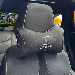 Подушка на підголівник з логотипом Zeekr Екошкіра 3D Кольоровий лого Чорна-Коричневий кант 1 шт