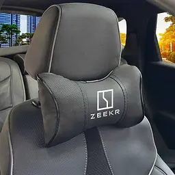 Подушка на підголівник з логотипом Zeekr Екошкіра 3D Кольоровий лого Чорна-Чорний кант 1 шт
