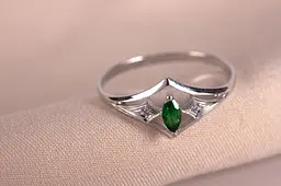 Каблучка з білого золота з зеленим каменем K-0140
