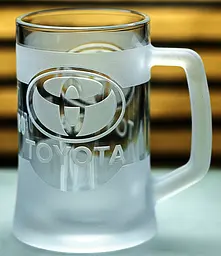 Пивний кухоль Toyota Тойота 660 мл з гравіюванням Подарунок автолюбителю  Келих з логотипом авто та легендарний слоган - мініатюра 9