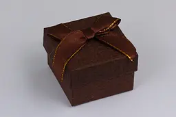 Подарункова коробочка коричнева для кільця або сережок квадратна 4,5*4,5*3