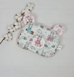 Дитяча ортопедична подушка 24×32 для новонароджених a.l.babybox Зайчики з іграшками Рожевий
