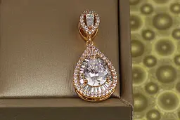Кулон Xuping Jewelry Марсел"єза з білим каменем для тоненького ланцюга 3 см золотистий