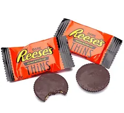 Шоколадна цукерка Reese's Thins Dark Chocolate Peanut Butter Cups Candy 1шт - мініатюра 2