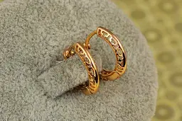 Сережки Xuping Jewelry колечки з грецьким візерунком по бокам 1,5 см золотисті
