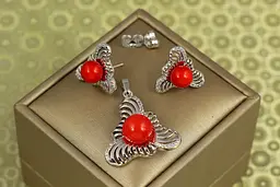 Набір Xuping Jewelry сережки гвоздики з кулоном Фізаліз з червоною перлиною сріблястий