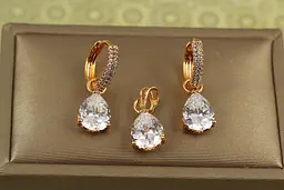Набір Xuping Jewelry сережки і кулон з білою зйомною краплею золотистий