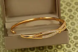 Браслет бенгл Xuping Jewelry Вузлик блиску 60 мм на руку від 17 до 19 см золотистий - мініатюра 2
