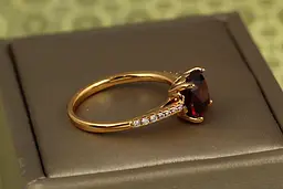 Кільце Xuping Jewelry червоний квадратний фіаніт із доріжками з боків р 16 золотисте