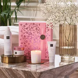 Подарунковий набір Rituals The Ritual Of Sakura Medium Gift Set: скраб для тіла 125 г + крем для тіла 100 мл + гель-піна для душу 200 мл + ароматична свічка 140 г - мініатюра 4