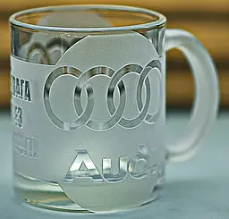 Скляна чашка Audi 320 мл з гравіюванням Подарунок автолюбителю кружка для чаю та кави з логотипом авто Ауді та  легендарний слоган - мініатюра 7