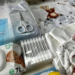 Набір для пологового будинку для новонародженого 33 предмети + прозора сумка в подарунок від ЕкоМама нейтральні кольори - мініатюра 7