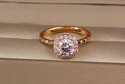 Кільце Xuping Jewelry камінь в обідку з білих фіанітів р 19 золотисте