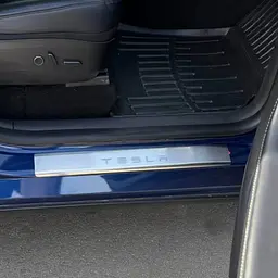 Накладки на пороги для Tesla Model Y 2019 - Нержавіюча сталь із загином та Логотипом 4 шт (Premium P-TE04) - мініатюра 2