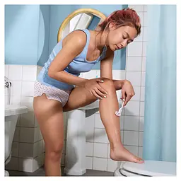 Подарунковий набір Gillette Venus Comfortglide: Бритвенная ручка + Змінні картриджі для гоління, 2 шт. + Футляр для зберігання бритви + Сумка-косметичка - мініатюра 4