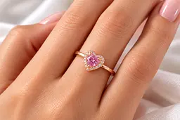 Жіноча золота каблучка Jewellery Continent "Рожеве серце" з фіанітами 18.5 (К-0923) - мініатюра 5