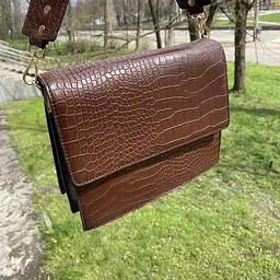 Сумка жіноча через плече крос-боді лакова під рептилію Коричнева 650К - мініатюра 4