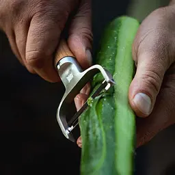 Ніж для чищення овочів з поперечним рухомим лезом Fiskars Norden (1065246) - мініатюра 5
