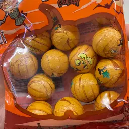 Шоколадні цукерки Halloween Pumpkin Milk Chocolate Balls 200г - мініатюра 3