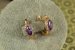 Сережки Xuping Jewelry маркіз з фіолетовим каменем в обідку 1,5 см золотисті - мініатюра 2